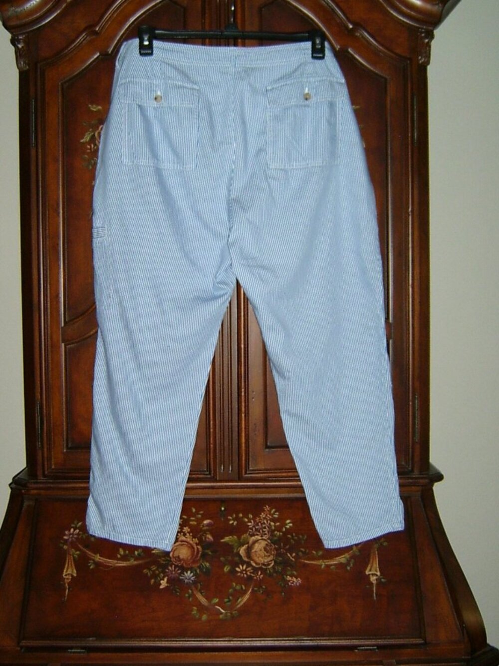 Liz Claiborne Cropped Pin Striped Capri Pants, Size 16 - Picture 4 of 4